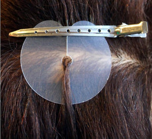 Disco protector colocado no couro cabeludo
