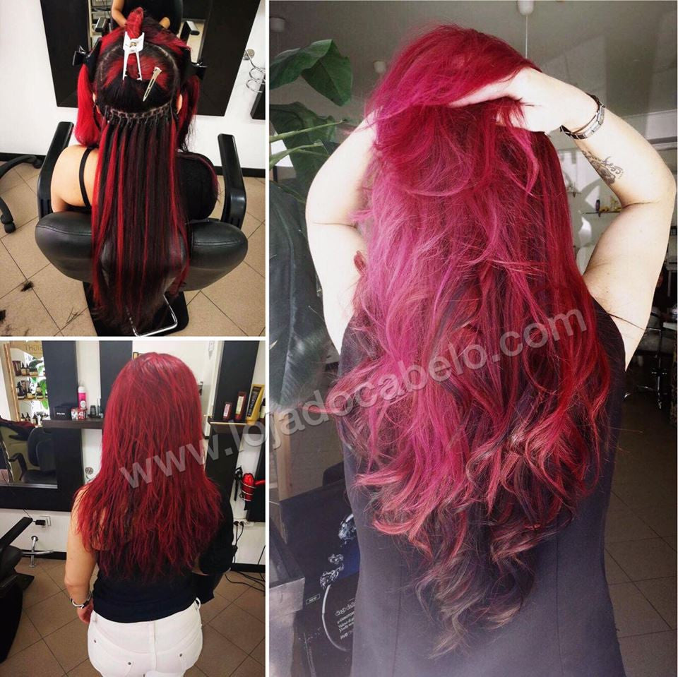 Antes e depois de extensões em vermelho intenso, com o resultado comprido e ondulado visto de costas.