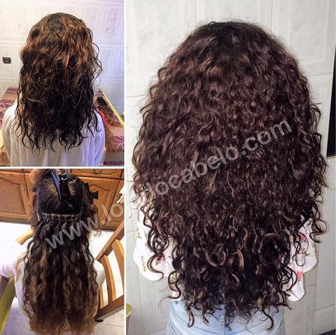 Antes e depois de extensões cacheadas escuras, com caracóis definidos e maior volume e comprimento.