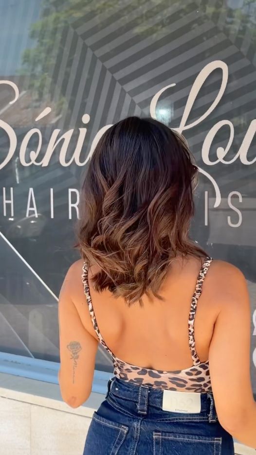 Trabalho da Loja do Cabelo: extensões integradas num corte pelos ombros.