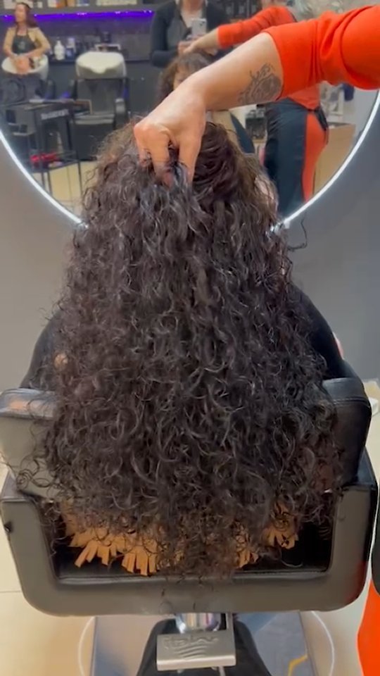 Cabelo com textura ondulada e volume, num trabalho de aplicação da Loja do Cabelo.