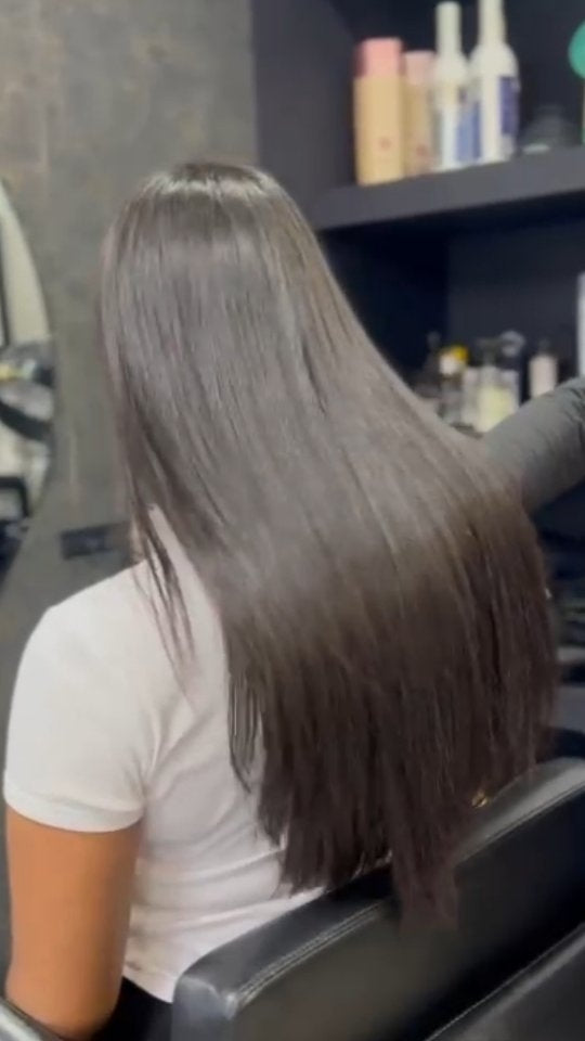 Cabelo escuro longo e liso num trabalho de nó italiano.