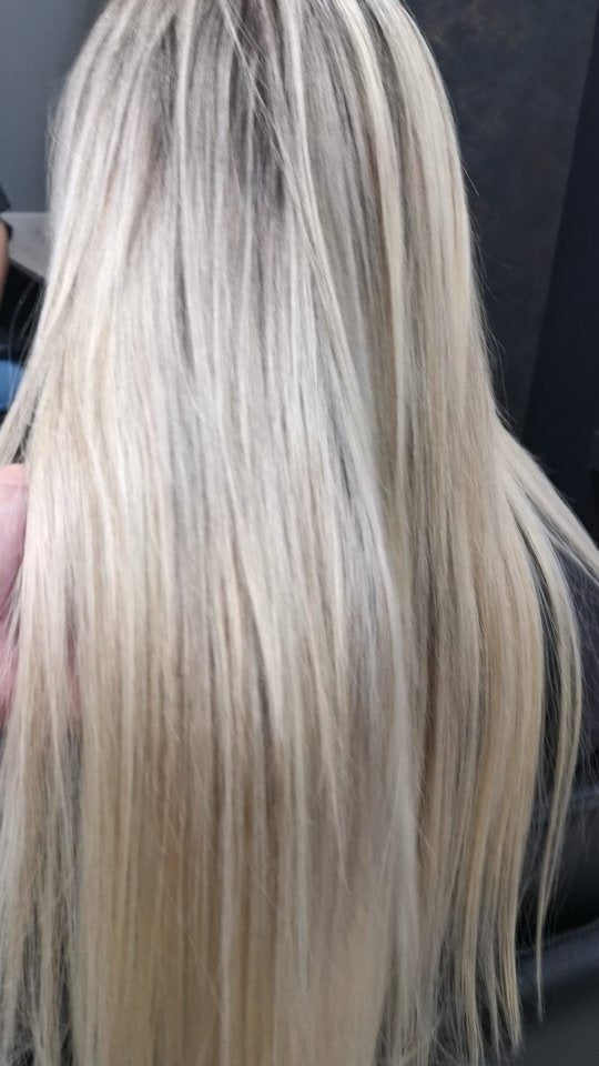 Cabelo loiro muito claro e liso numa apresentação de fita invisível em banda.