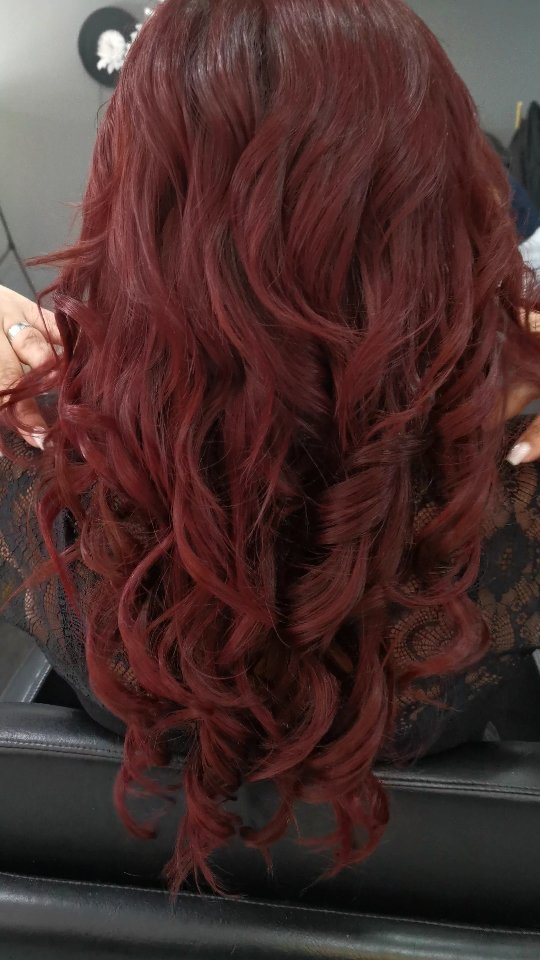 Extensões em tom magenta, finalizadas com ondas.