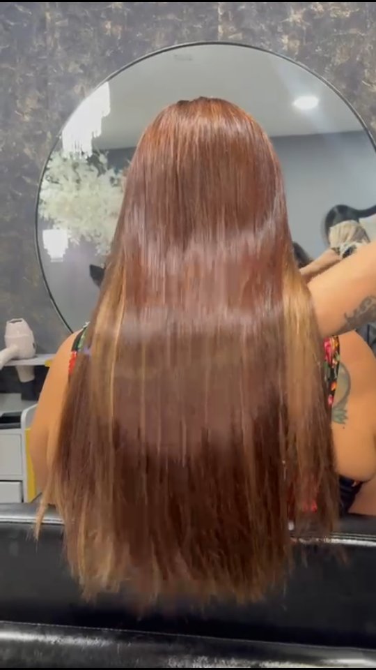 Cabelo comprido de tom castanho quente, num trabalho realizado para Ana.