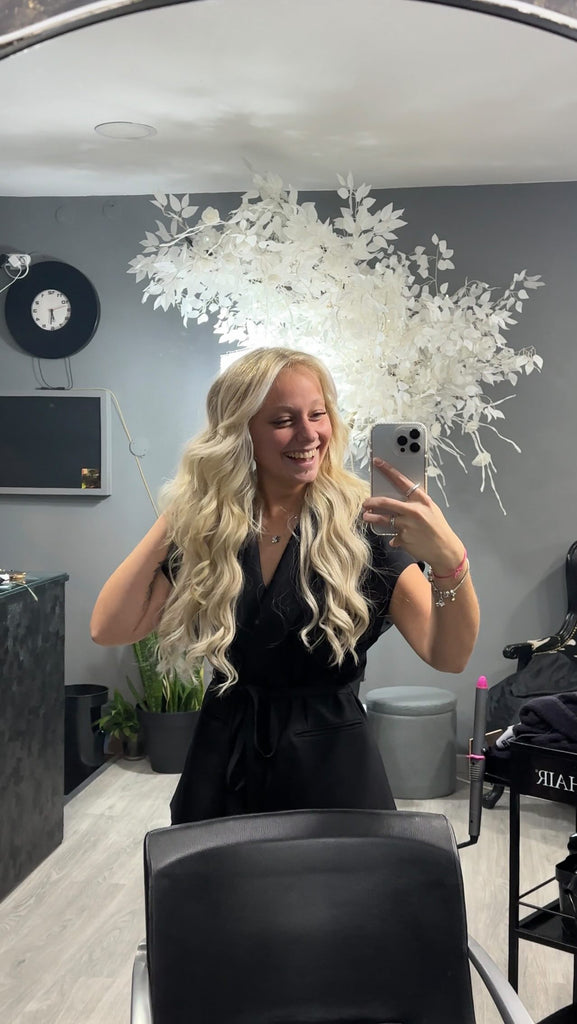 Inês Gama com cabelo loiro comprido e ondulado num trabalho da Loja do Cabelo.