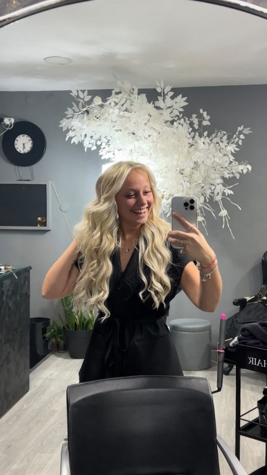 Inês Gama com cabelo loiro ondulado, num trabalho partilhado com Sónia Louro e a Loja do Cabelo.
